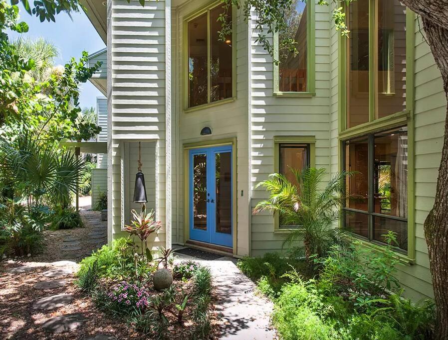 ein Haus mit einer blauen Tür an der Seite in der Unterkunft Beach Paradise Getaway - 200ft from Beach! in Sebastian
