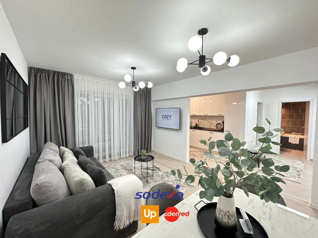 ein Wohnzimmer mit einem Sofa und einem Tisch in der Unterkunft Urban Luxury Flats - Cozy Apartments at Coresi Mall #Brasov in Braşov