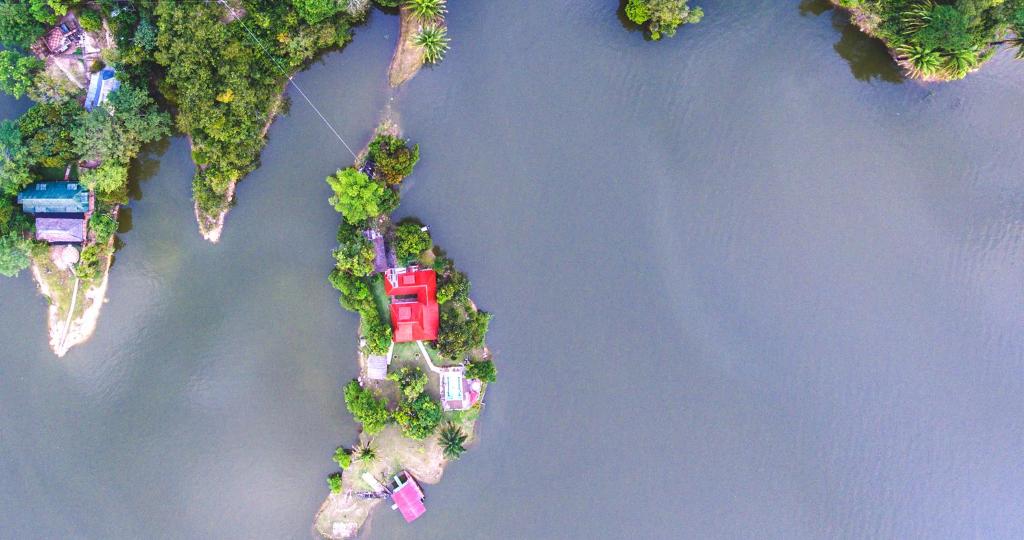 una vista aérea de una isla en el agua en Isla Tortuga - Prado - Deportes Náuticos - Cerca a Bogotá - Cerca a Ibagué, en Prado