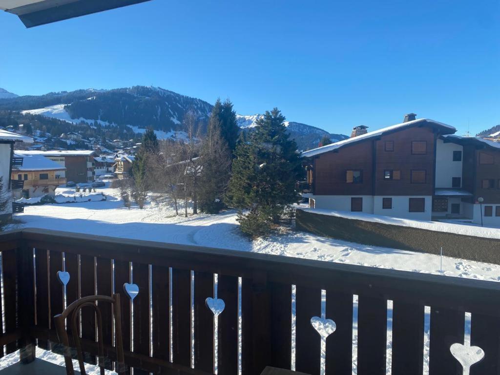 - un balcon avec vue sur la neige au sol dans l'établissement Appartement Au pied du Jaillet, à Megève