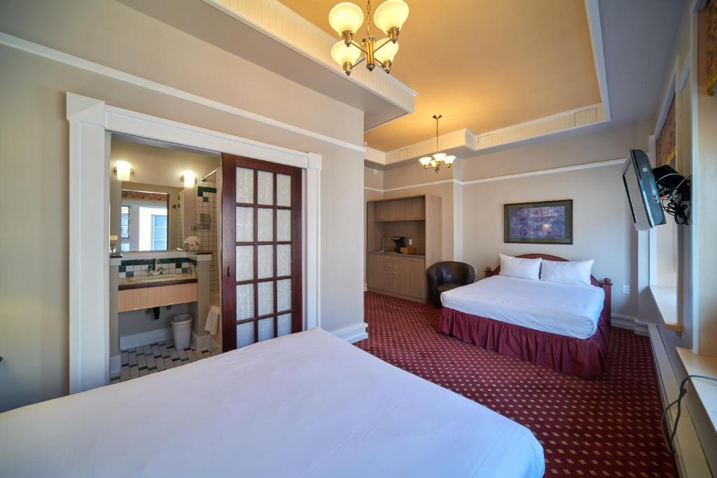 Postel nebo postele na pokoji v ubytování The Bedford Regency Hotel