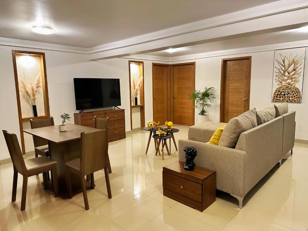 un soggiorno con divano e tavolo di - Casa Blanca - a Ocotlán
