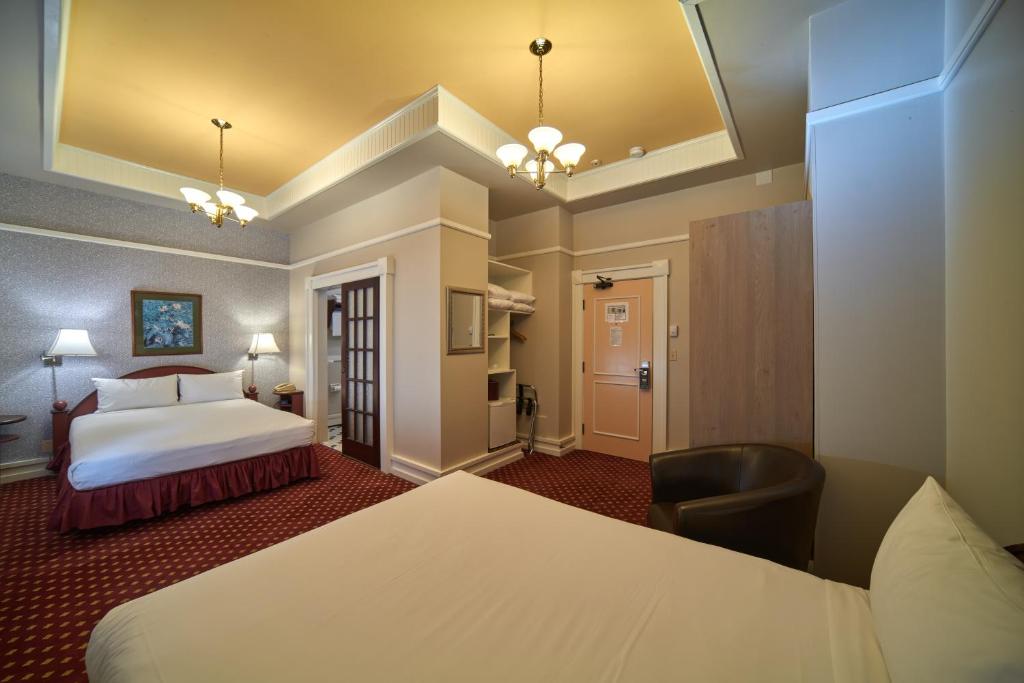 Postel nebo postele na pokoji v ubytování The Bedford Regency Hotel