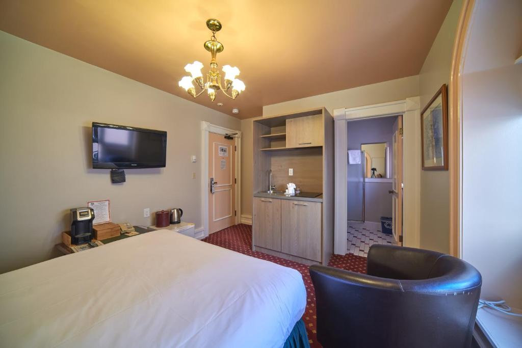 TV a/nebo společenská místnost v ubytování The Bedford Regency Hotel