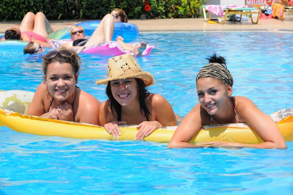 Bazén v ubytovaní Melissa Apartments, Studios & Suites alebo v jeho blízkosti