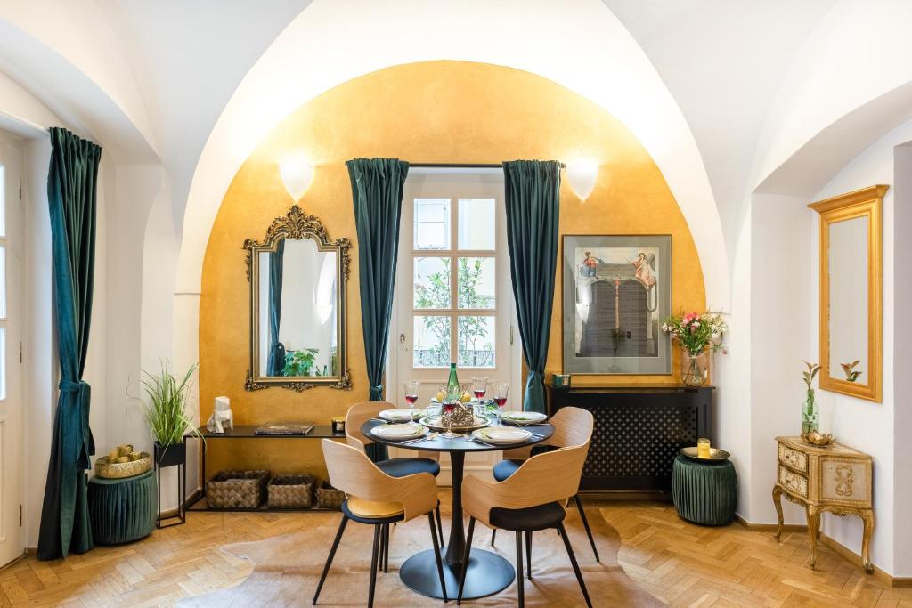 uma sala de estar com mesa e cadeiras em Adam's Apartment - Best Location em Praga