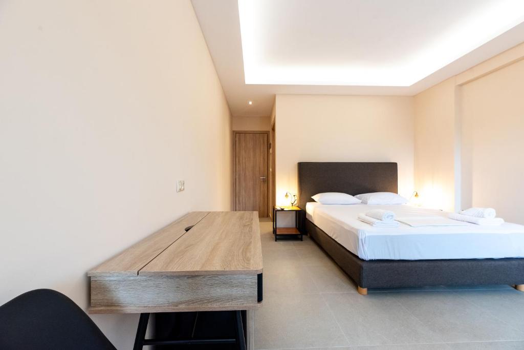 Postel nebo postele na pokoji v ubytování Mini Suites Near Athen's Airport Free Shuttle From and to Athen's Airport