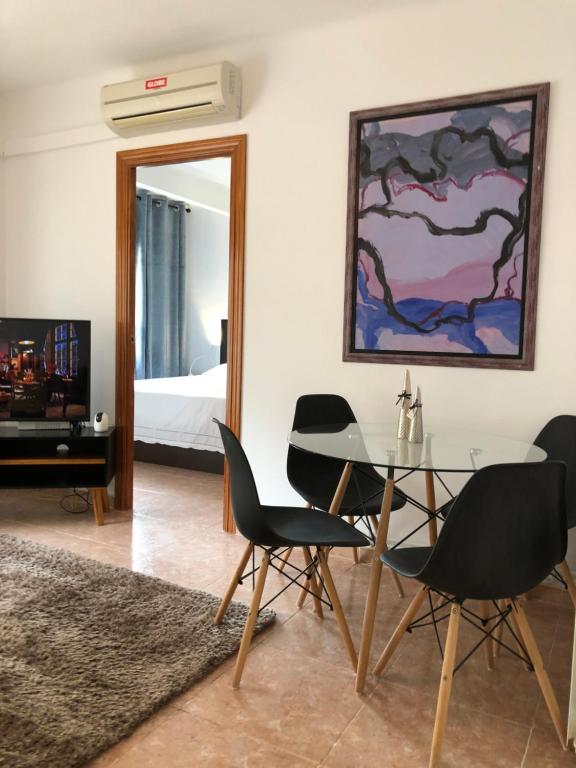 Una televisión o centro de entretenimiento en Apartamento al lado Del Mar