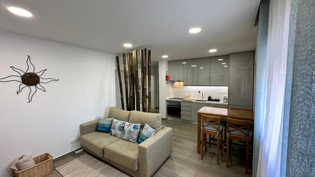 un salon avec un canapé et une table dans l'établissement Cristal House 250 meters from Monte Gordo beach, à Monte Gordo