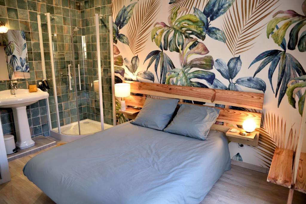 a bedroom with a bed and a bathroom with a shower at Magnifique Studio avec terrasse et accès piscine in Clam