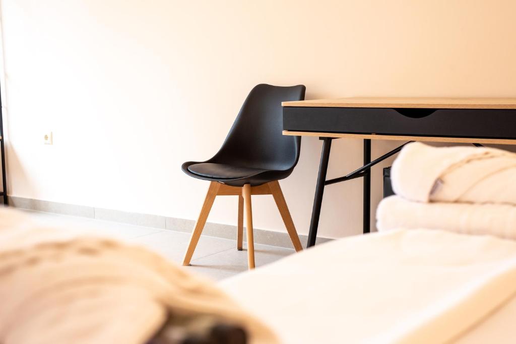 Postel nebo postele na pokoji v ubytování Mini Suites Near Athen's Airport Free Shuttle From and to Athen's Airport