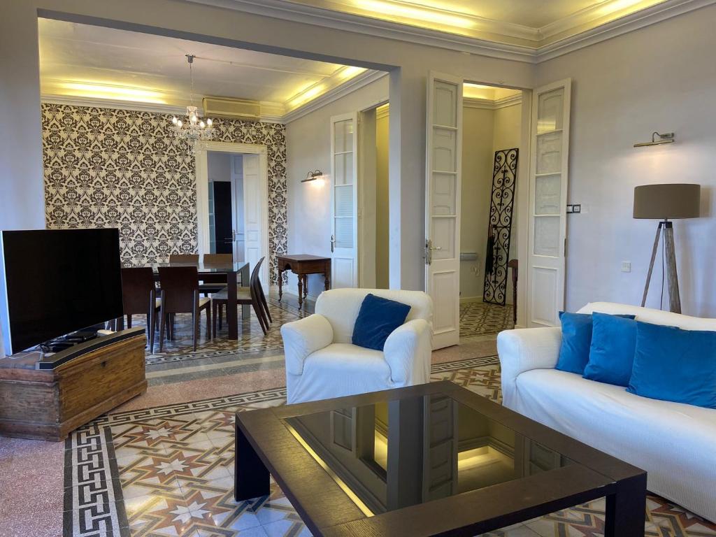 - un salon avec un canapé et une télévision dans l'établissement SeaView Valletta Apartment, à La Valette