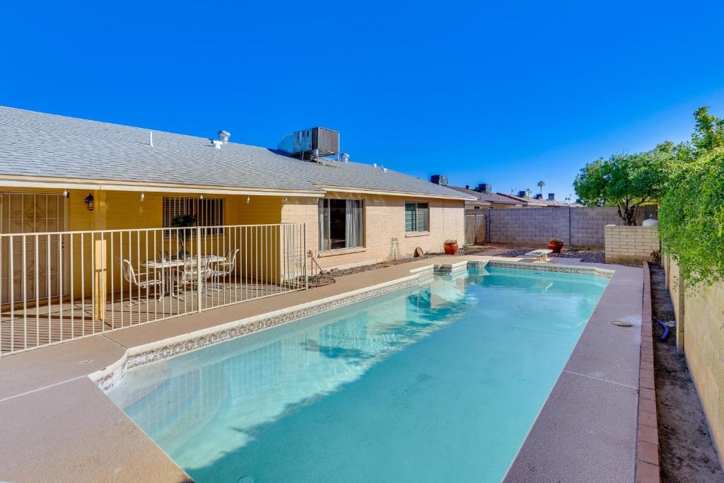 uma piscina em frente a uma casa em Glendale Oasis with Private Pool, Patio and Fireplace! em Phoenix