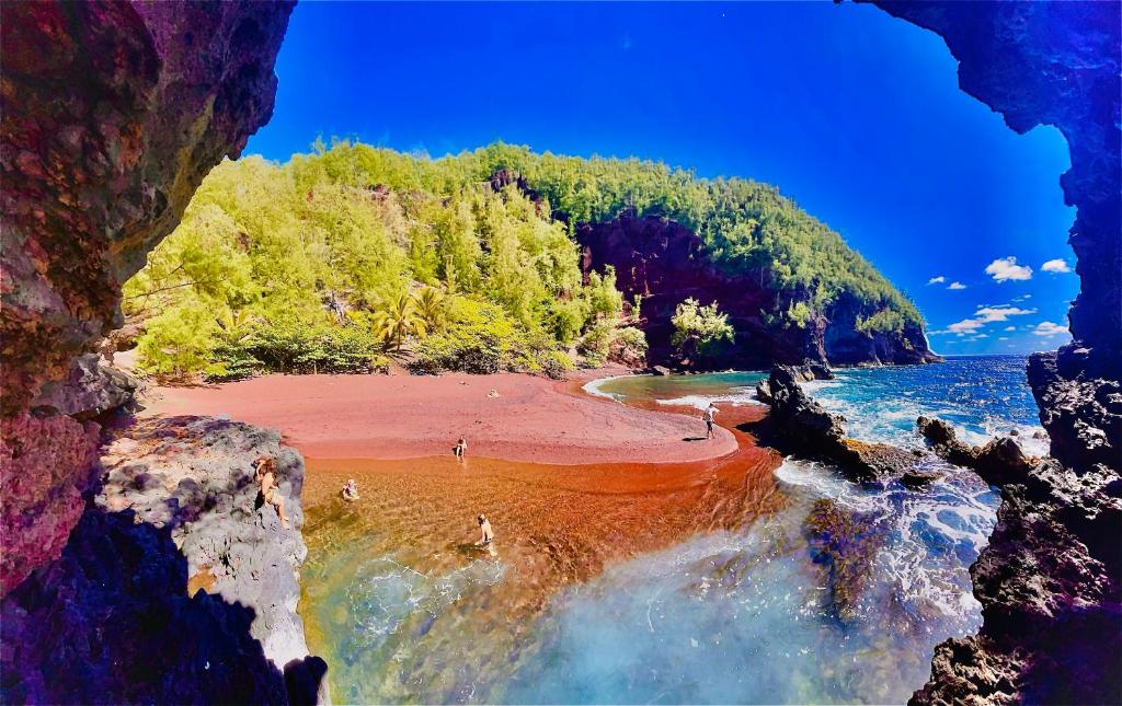 Fotografie z fotogalerie ubytování Explore Maui's diverse campgrounds and uncover the island's beauty from fresh perspectives every day as you journey with Aloha Glamp's great jeep equipped with a rooftop tent v destinaci Paia