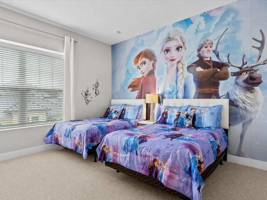 LOCATION!! Modern Luxury Home 2 miles from Disney! في أورلاندو: غرفة نوم مع جدارية ديزني مجمدة على الحائط