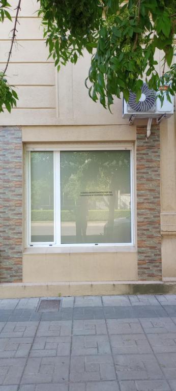 ein Fenster an der Seite eines Gebäudes in der Unterkunft Jugueze Tres Arroyos No tiene cochera in Tres Arroyos