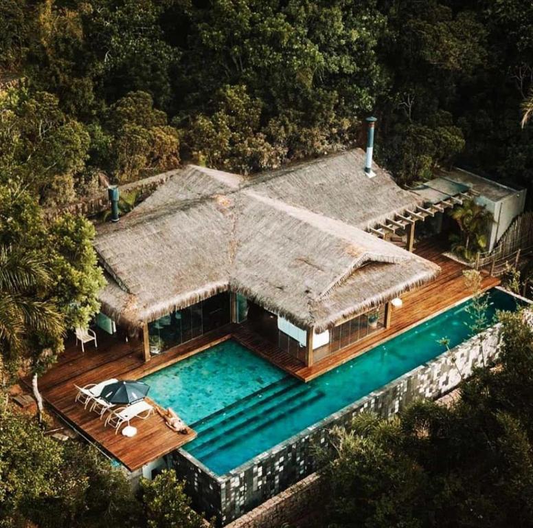 uma vista aérea de uma casa com piscina em Pousada Rosa Norte em Imbituba