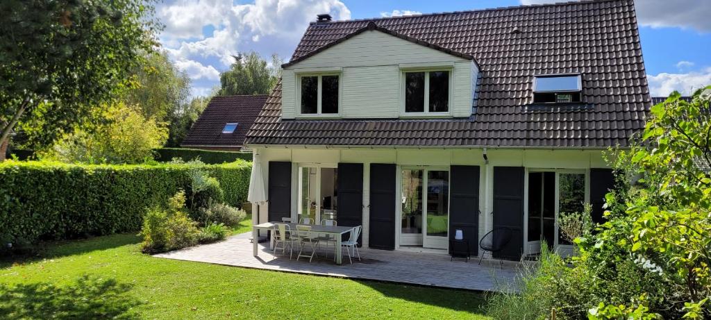 Casa blanca con porche y patio en Villa 4ch jardin proche de Lille, en Bondues