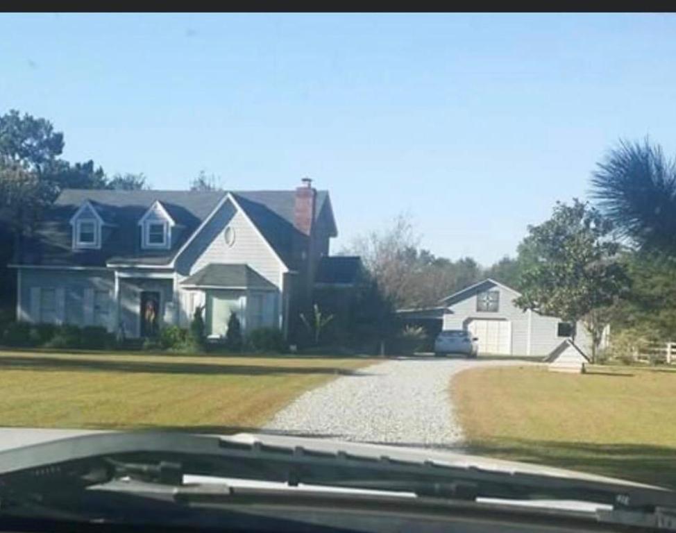 una casa con entrada delante de una casa en Rose Ellen’s Country Estate en Albany