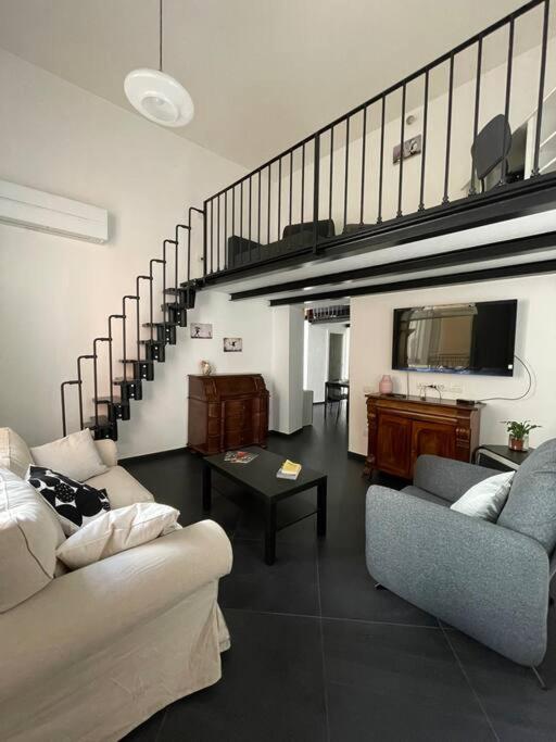 - un salon avec deux canapés et un escalier dans l'établissement Casa Vacanze Mimí, à Salerne