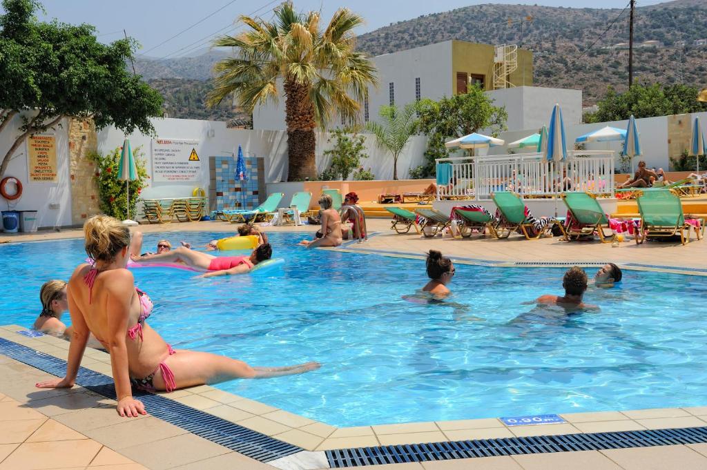 Bazén v ubytovaní Melissa Apartments, Studios & Suites alebo v jeho blízkosti