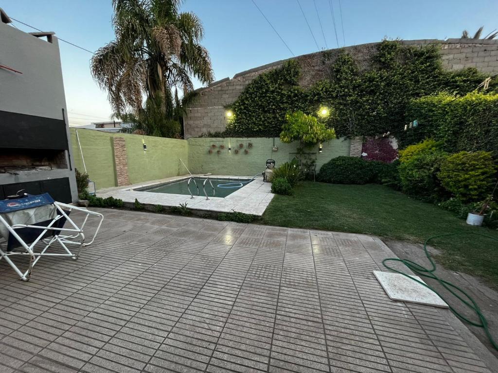einen Hinterhof mit Pool und Garten in der Unterkunft Angelina Pilar Córdoba in Pilar