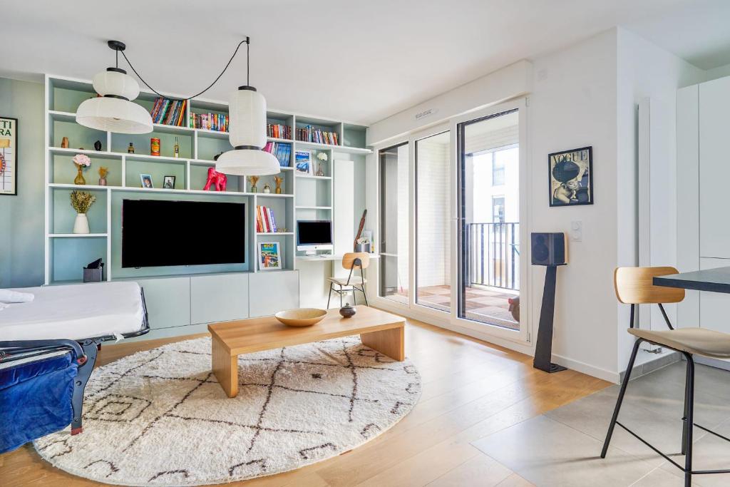sala de estar con TV y mesa en Superb T3 with balcony in Boulogne-Billancourt - Welkeys, en Boulogne-Billancourt