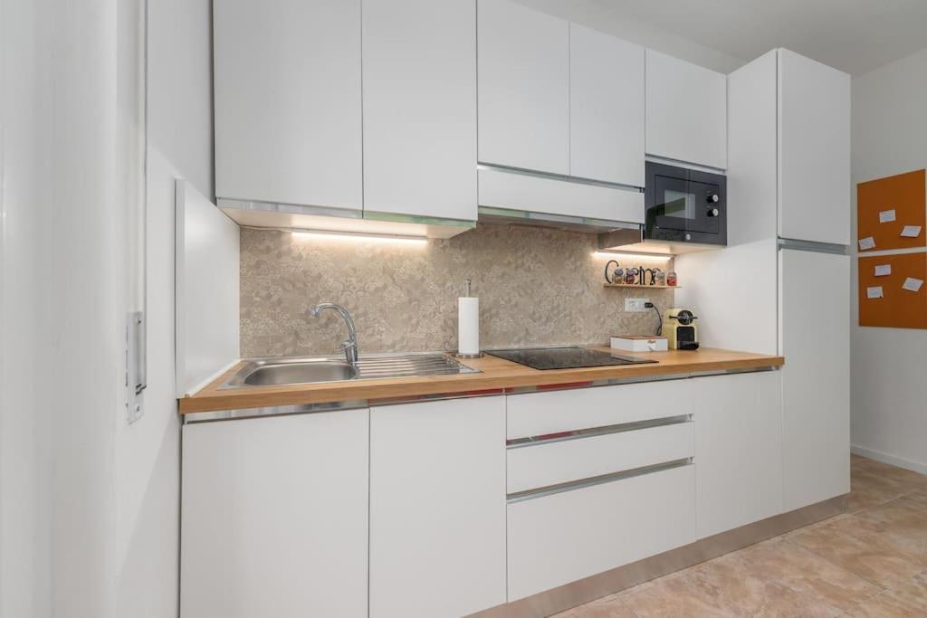 Kuchyň nebo kuchyňský kout v ubytování VillaPino 27 - New Apartment Como