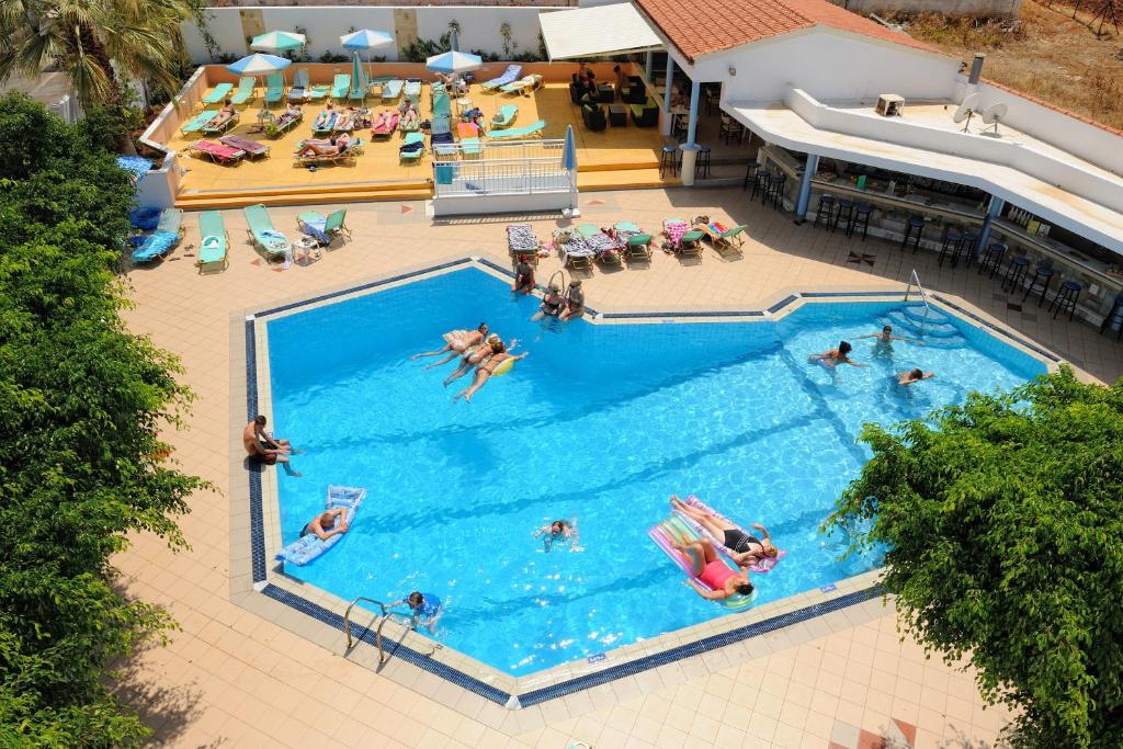 Bazén v ubytovaní Melissa Apartments, Studios & Suites alebo v jeho blízkosti