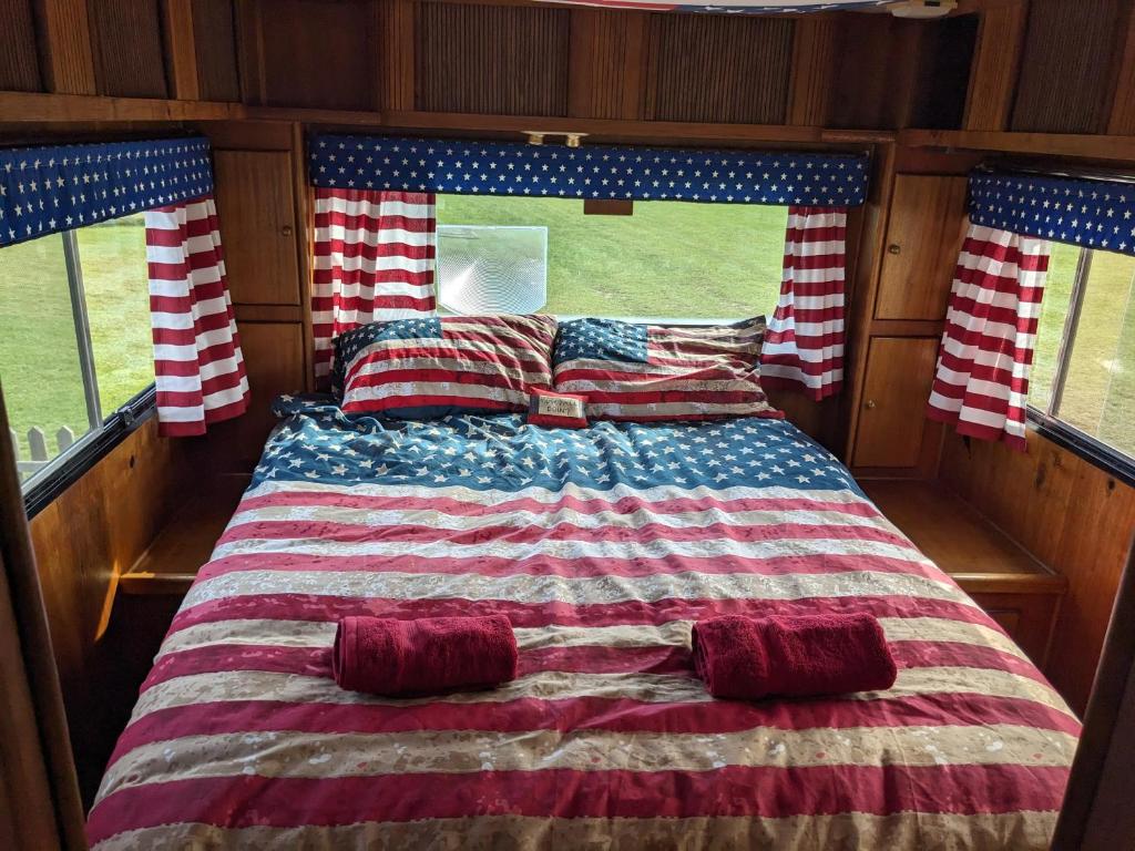 a bed in a room with an american flag themed bed sidx sidx sidx sidx at 'Arvey the American RV in Haxey