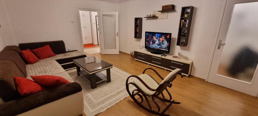 een woonkamer met een bank en een tv bij Apartman Borik Banjaluka in Banja Luka