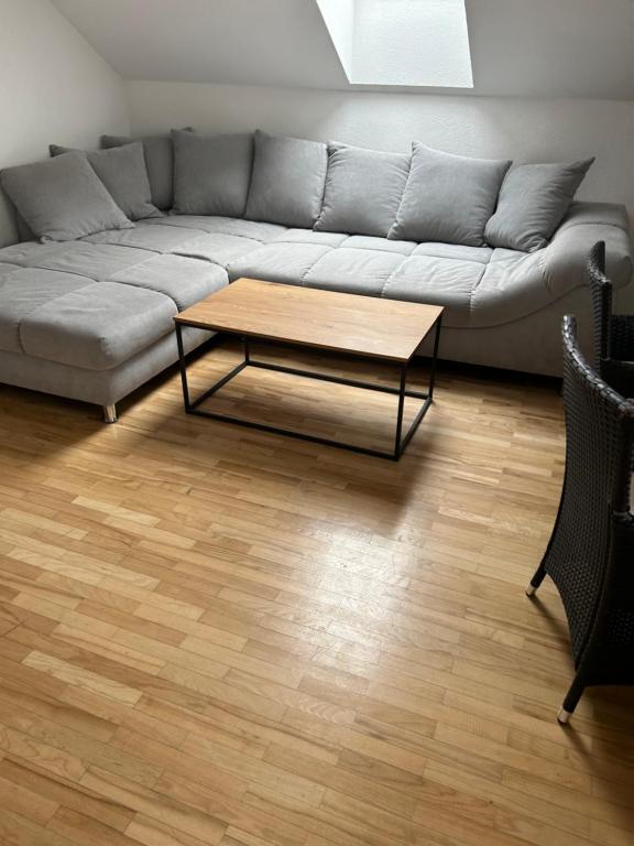 ein Wohnzimmer mit einem Sofa und einem Couchtisch in der Unterkunft MT-Rooms in Kapfenberg