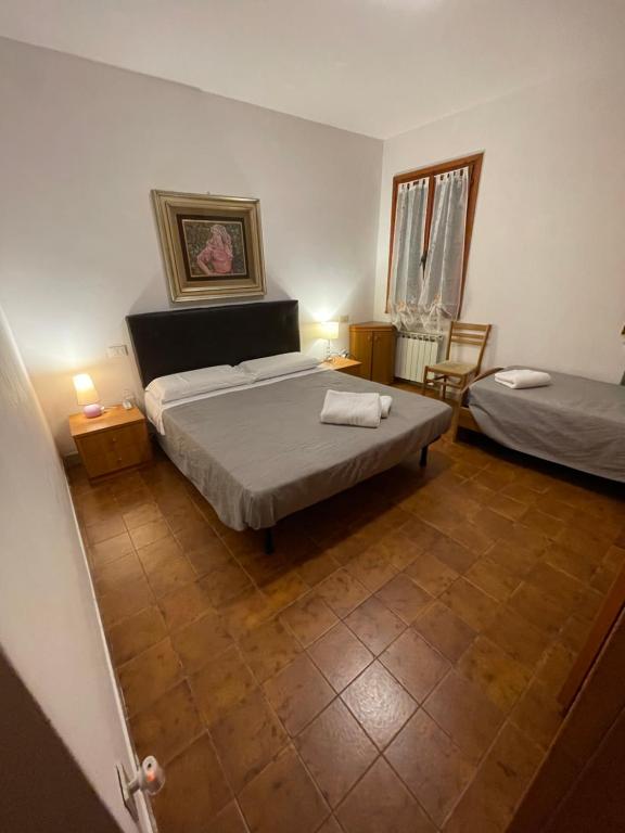 1 dormitorio con 1 cama, mesa y sillas en Maison d'Ax Venice Center, en Venecia