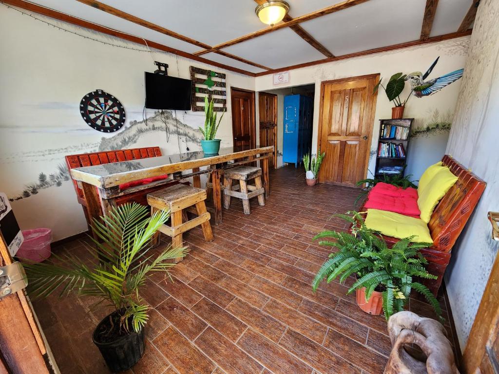 ein Wohnzimmer mit einem Tisch und Stühlen in der Unterkunft Boho by Arte Hostal Boquete in Bajo Boquete