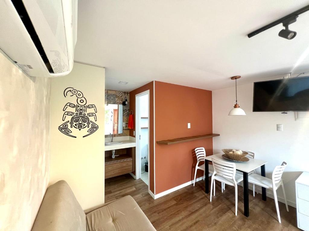 a kitchen and dining room with a table and chairs at Pousada Ilha do Campeche in Florianópolis