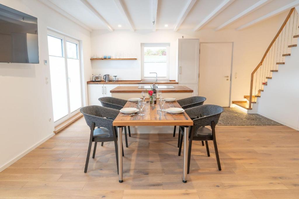 comedor con mesa de madera y sillas en Ferienhaus Feldlerche en Hallenberg