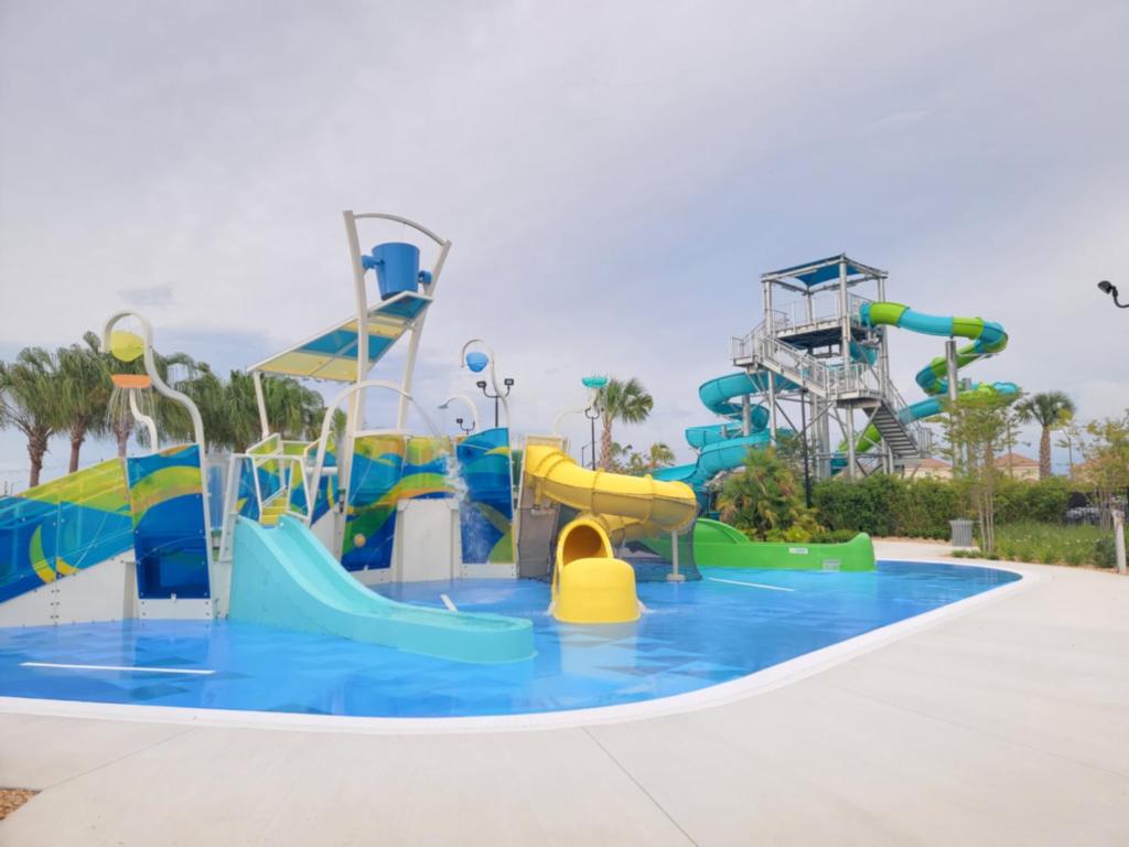 un parc aquatique avec un toboggan et des toboggans dans l'établissement Winterfield at Disney 9350, à Kissimmee