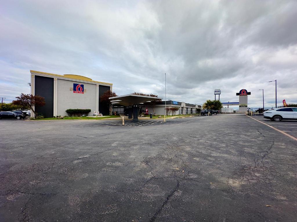 un estacionamiento vacío frente a una gasolinera en Motel 6 Mesquite, TX Town East, en Mesquite