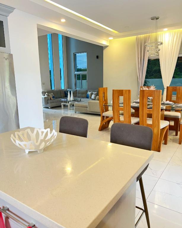 Posezení v ubytování 5 Star Villa minutes from Airport and Beaches