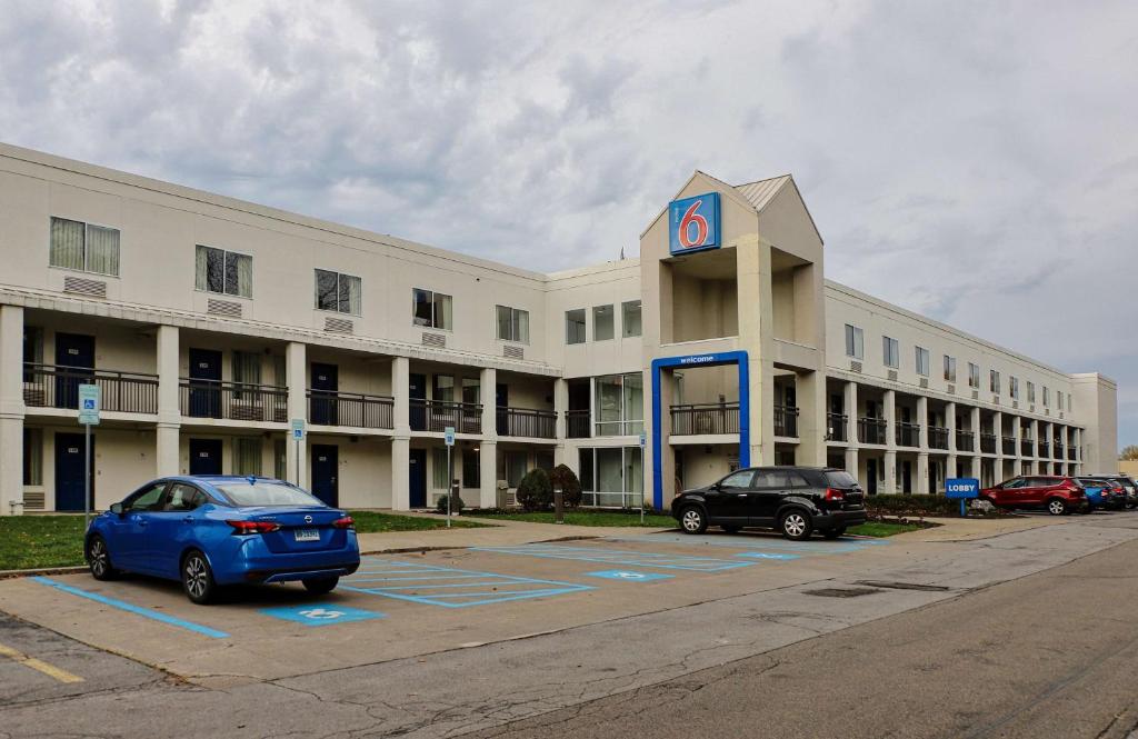 un estacionamiento frente a un gran edificio en Motel 6-Buffalo, NY - Airport - Williamsville, en Williamsville