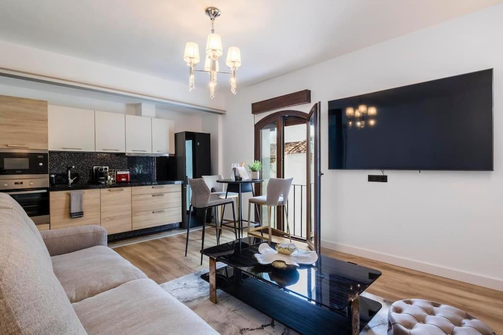 2 Luxurious apartment in the heart of puerto banus