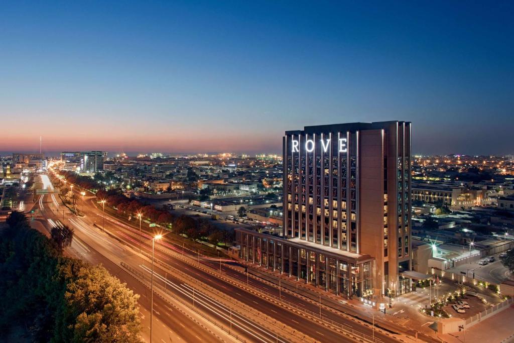 vista su una città di notte con un edificio di Rove Trade Centre a Dubai