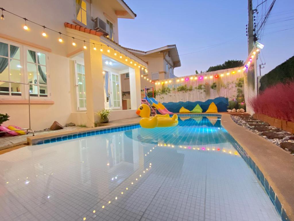 una piscina con un tobogán en una casa en jomtien pink villa 4BR en Jomtien Beach