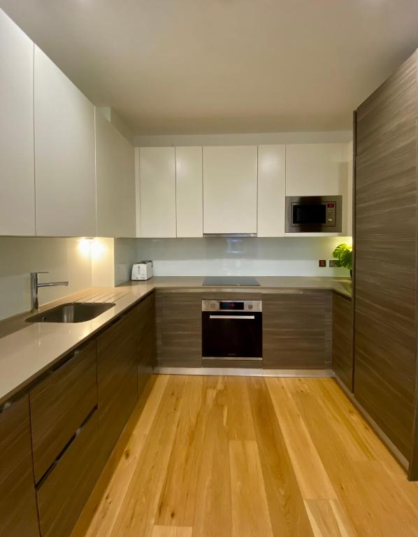 Kuchyň nebo kuchyňský kout v ubytování Spacious 2 Bedroom Penthouse Retreat