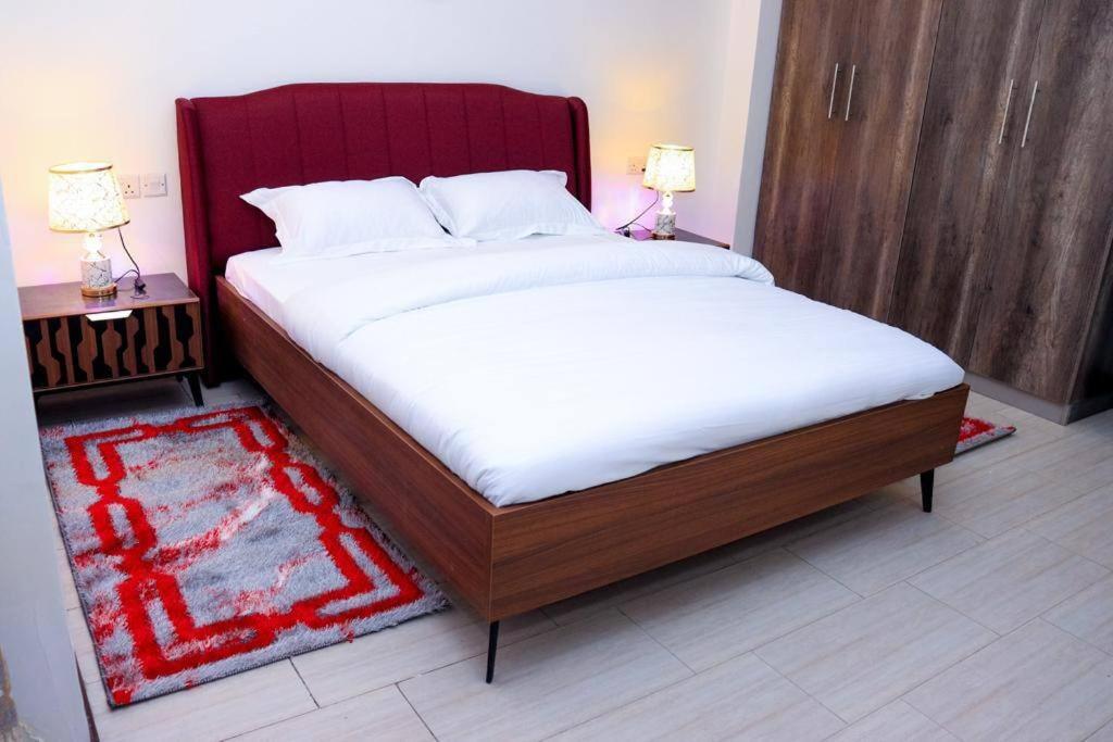Cama ou camas em um quarto em 3 BR Roseville Apartments - Free Wifi, Pool and Parking