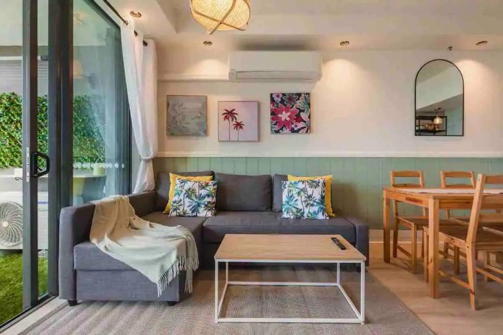 Un lugar para sentarse en New Modern Deco' Apartment, With View, Pool, Spa and Sauna