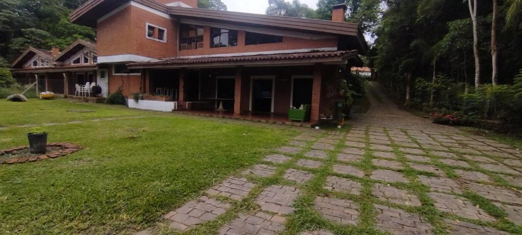 a house with a grass yard in front of it at Casa em Condomínio Estrada de São Roque Estrada do Vinho in São Roque