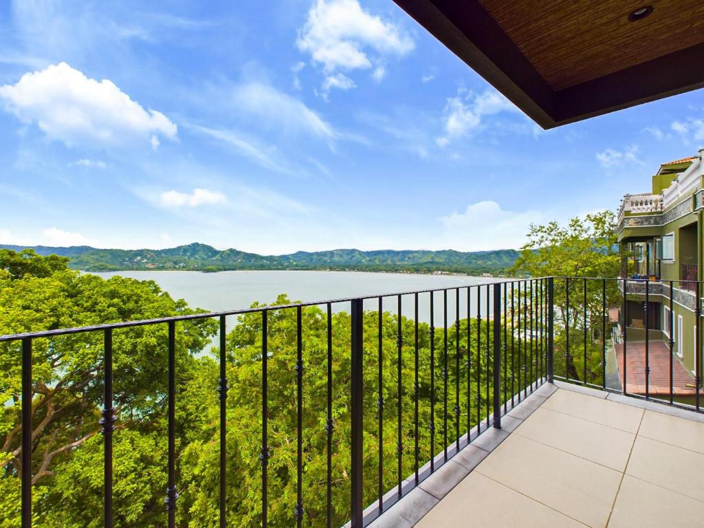 einen Balkon mit Seeblick in der Unterkunft 360 Splendor 310-Ocean View Residence-Breakfast Included! in Playa Flamingo