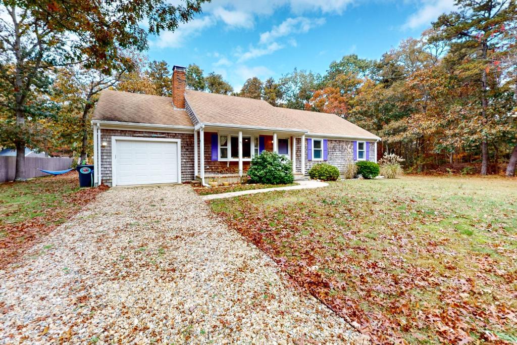 ein Haus mit Garage im Hof in der Unterkunft The Blue Whale Cottage in Brewster