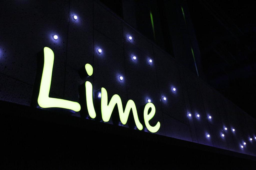 neon z napisem "Czas na dachu budynku" w obiekcie Lime hotel w mieście Suwon
